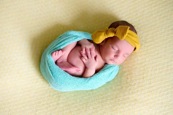 Крупный План Новорожденной Девочки Внутри Шара Голубой Шерсти Желтом Одеяле — стоковое фото