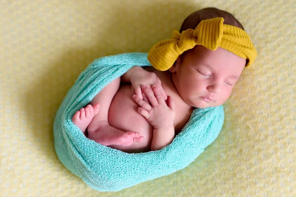 태어난 여아의 사진입니다 노란색 담요를 안에서 머리에 두르고 자면서 모습입니다 — 스톡 사진