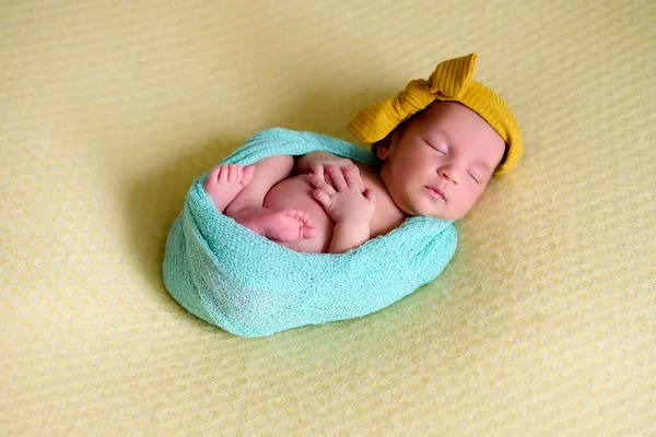 태어난 여아의 사진입니다 노란색 담요를 안에서 머리에 두르고 자면서 모습입니다 — 스톡 사진