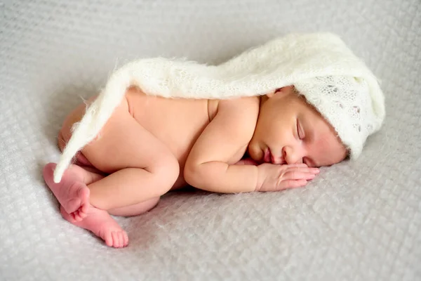 Närbild Nyfödd Flicka Sova Lugnt Grå Filt Och Vit Hätta — Stockfoto