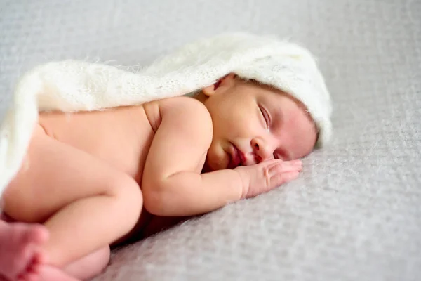 태어난 여아의 담요와 위에서 평화롭게 — 스톡 사진