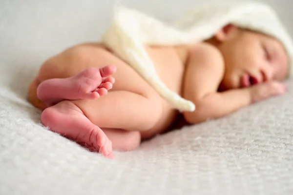 Detailní Záběr Novorozené Holčičky Pokojně Spící Šedé Přikrývce Bílém Klobouku — Stock fotografie
