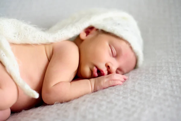 Närbild Nyfödd Flicka Sova Lugnt Grå Filt Och Vit Hätta — Stockfoto