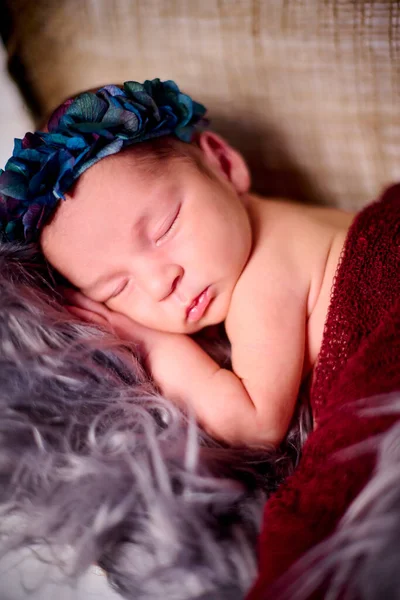 Detailní Záběr Novorozené Holčičky Spící Látkové Mašličce Modrou Květinovou Čelenkou — Stock fotografie