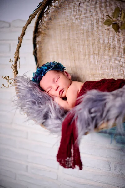 Närbild Nyfödd Flicka Sover Tygbåge Med Blå Blomma Pannband — Stockfoto
