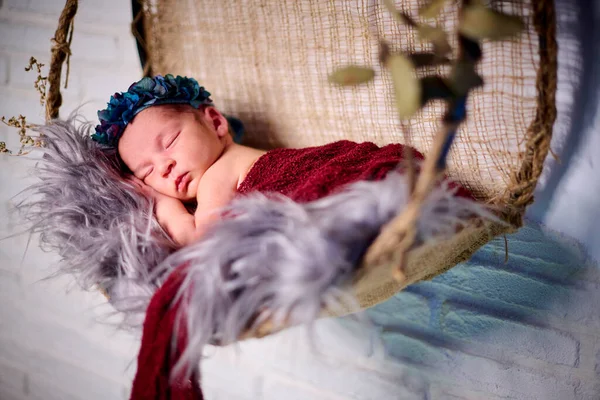 Närbild Nyfödd Flicka Sover Tygbåge Med Blå Blomma Pannband — Stockfoto