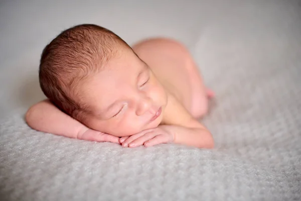 Närbilder Naken Nyfödd Som Sover Händerna Ovanpå Grå Filt — Stockfoto