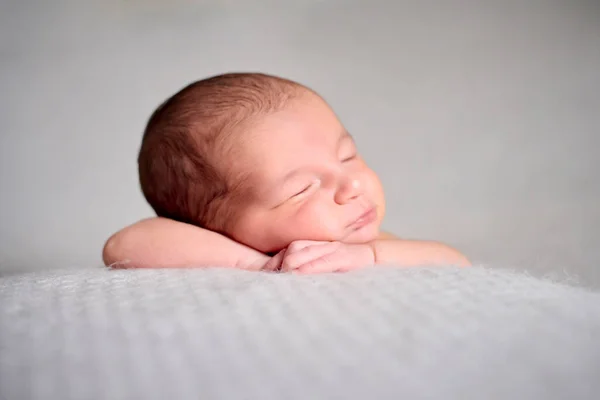 Närbilder Naken Nyfödd Som Sover Händerna Ovanpå Grå Filt — Stockfoto