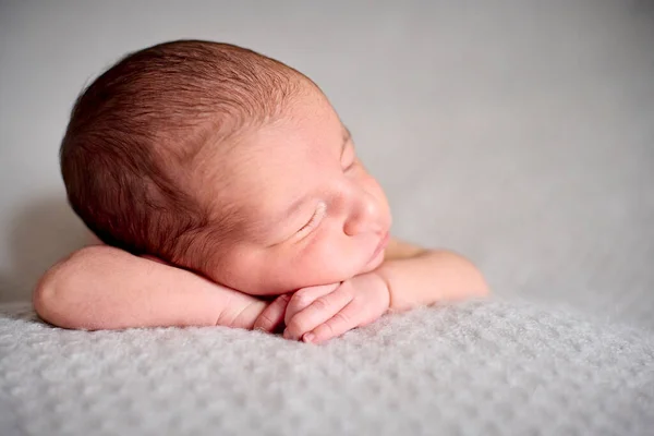 Detailní Záběry Nahého Novorozence Jak Spí Rukou Šedé Přikrývce — Stock fotografie