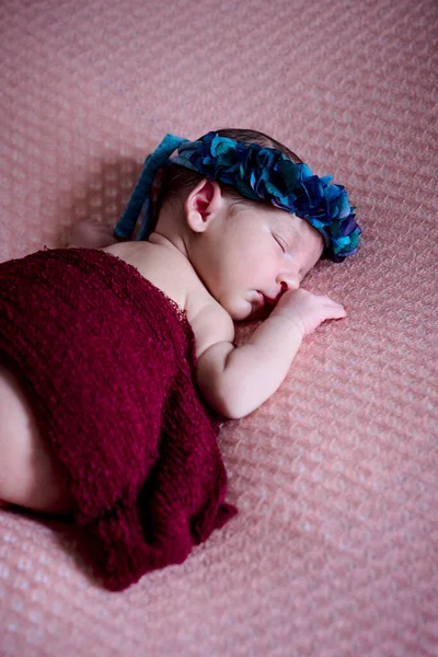 Detailní Záběry Nahého Novorozence Spícího Růžové Přikrývce Modrou Květinovou Čelenkou — Stock fotografie