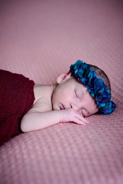 Närbild Bilder Naken Nyfödd Som Sover Rosa Filt Och Bär — Stockfoto