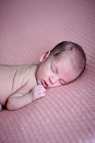 Nahaufnahmen Eines Nackten Neugeborenen Das Auf Einer Rosa Decke Schläft — Stockfoto