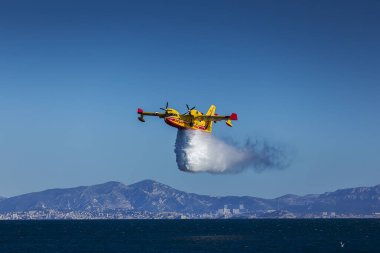 Akdeniz 'de Kanadalı bir sivil güvenliğin eğitimi. Kanadalı pilotlar yeteneklerini korumak için ateş olmayan sezondan yararlanıyor. Antrenman, suyun gövdesini kontrol etmek için ilk geçişi içeriyor. Kanadair yaklaşık olarak yüklemek için hendeğe düştü.