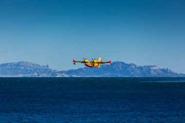 Akdeniz 'de Kanadalı bir sivil güvenliğin eğitimi. Kanadalı pilotlar yeteneklerini korumak için ateş olmayan sezondan yararlanıyor. Antrenman, suyun gövdesini kontrol etmek için ilk geçişi içeriyor. Kanadair yaklaşık olarak yüklemek için hendeğe düştü.