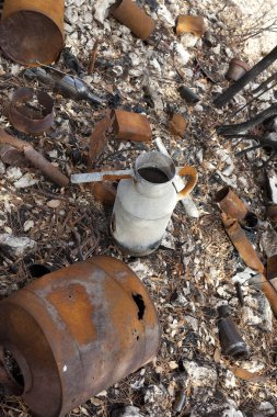 Yanan demir cisimler yangından sonra