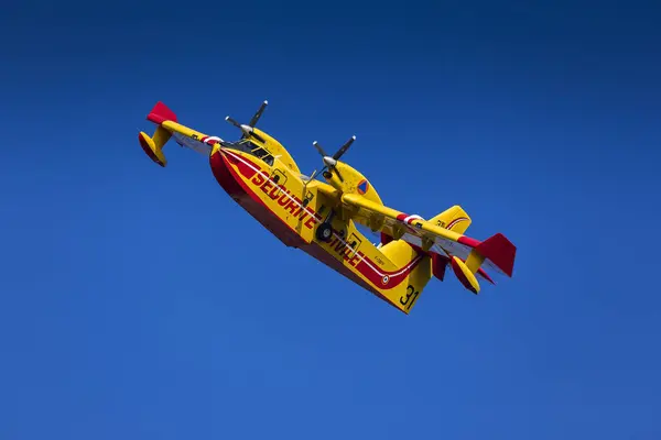 Akdeniz 'de Kanadalı bir sivil güvenliğin eğitimi. Kanadalı pilotlar yeteneklerini korumak için ateş olmayan sezondan yararlanıyor. Antrenman, suyun gövdesini kontrol etmek için ilk geçişi içeriyor. Kanadair yaklaşık olarak yüklemek için hendeğe düştü.