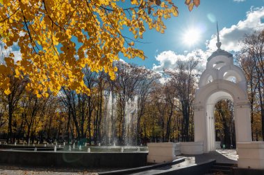 Ayna Akıntısı Mimarlık Manzarası Sonbahar güneşli Harkiv şehir merkezi, Ukrayna