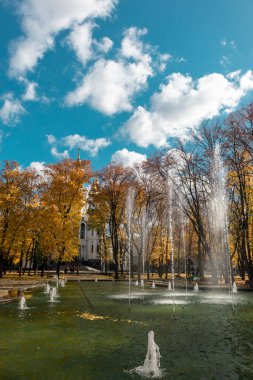 Myrrh kilisesinin yakınındaki Mirror Stream çeşme görüşü. Manzaralı sonbahar güneşli Harkiv şehir merkezi parkı mavi bulutlu gökyüzü, Ukrayna