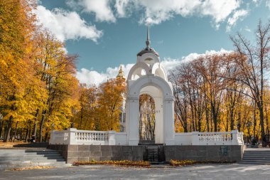Renkli sarı sonbahar Kharkiv şehir parkında çeşmeli ve Myrrh taşıyan kilise manzaralı Ayna Akımı manzarası, Ukrayna