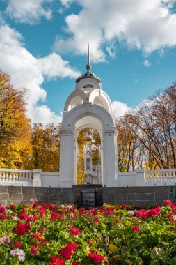 Renkli Kharkiv şehir merkezi parkında çiçek, çeşme ve Myrrh taşıma kilisesi bulunan Ayna Akımı oyuğu mavi gökyüzü, Ukrayna