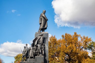 Kharkiv şehir parkındaki Taras Shevchenko Anıtı. Sonbahar titreşimleri, sarı ağaçlar ve mavi gökyüzü Shevchenko Şehir Bahçesi, Ukrayna