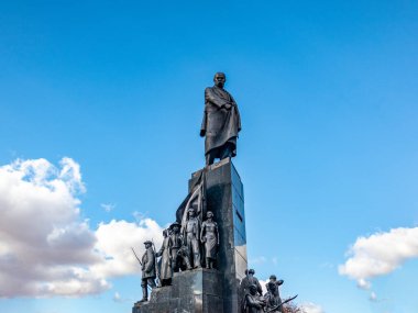 Kharkiv şehir parkındaki Taras Shevchenko Anıtı beyaz bulutlu mavi gökyüzü üzerinde. Shevchenko Şehir Bahçesi, Ukrayna