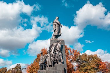 Taras Shevchenko Anıtı güneşli Harkiv şehir merkezi parkında. Shevchenko Şehir Bahçesi, Ukrayna 'da sonbahar titreşimleri ve destansı mavi gökyüzü.