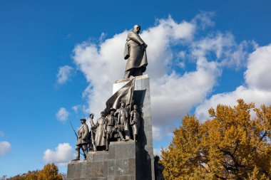 Kharkiv şehir merkezindeki Taras Shevchenko Anıtı. Shevchenko Şehir Bahçesinde sonbahar titreşimleri, sarı ağaçlar ve destansı mavi gökyüzü, Ukrayna