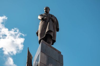 Kharkiv şehir parkındaki Taras Shevchenko Anıtı beyaz bulutlu mavi gökyüzü üzerinde. Shevchenko Şehir Bahçesi, Ukrayna 'da Kobzar' ın yakın çekim görüntüsü