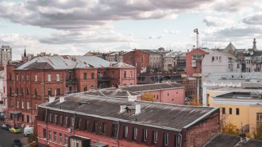 Kharkiv şehir merkezi kırmızı tuğlalı evler sokak çatısı. Ukrayna 'nın başkenti Kharkiv' de manzaralı bulutlu binalar.