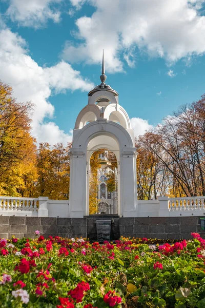 stock image Mirror Stream alcove with flowers, fountain and Myrrh-bearing church in colorful autumnal Kharkiv city center park with blue sky, Ukraine