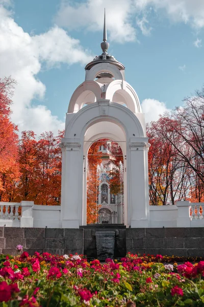 ミラーストリームカラフルな秋のハリコフ市内中心部の公園で花 ミラーベアリング教会とアルコール カラーグレード — ストック写真