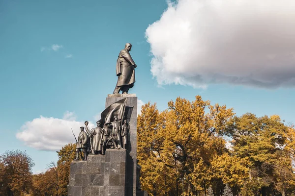 哈尔科夫市中心公园的塔拉斯 舍甫琴科纪念碑 乌克兰舍甫琴科市花园的秋色 黄树和白云的史诗般的天空 — 图库照片