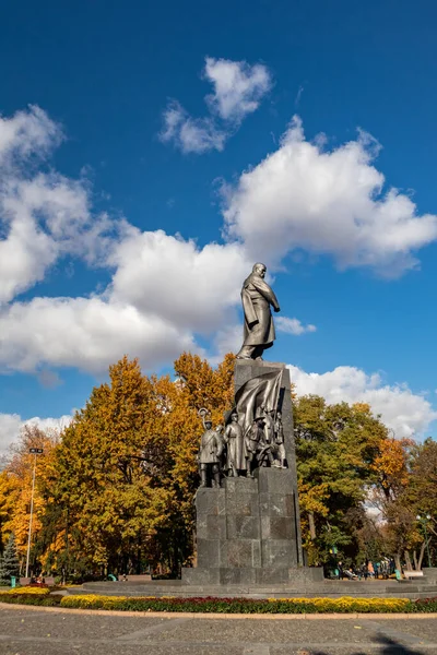 Taras Shevchenko Μνημείο Στο Κέντρο Του Χάρκοβο Πάρκο Φθινόπωρο Vibes — Φωτογραφία Αρχείου
