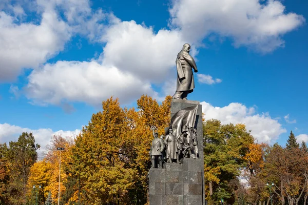Taras Shevchenko Monument Soliga Kharkiv Centrum Park Höstvibbar Gula Träd — Stockfoto