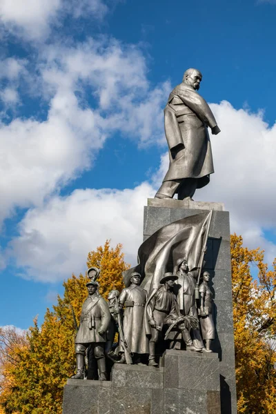 塔拉斯舍甫琴科纪念碑在乌克兰 哈尔科夫市中心公园 舍甫琴科市花园秋天的黄树蓝天白云 — 图库照片