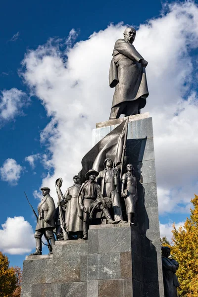 Taras Shevchenko Μνημείο Μπλε Ουρανό Λευκό Φόντο Σύννεφα Στην Ουκρανία — Φωτογραφία Αρχείου