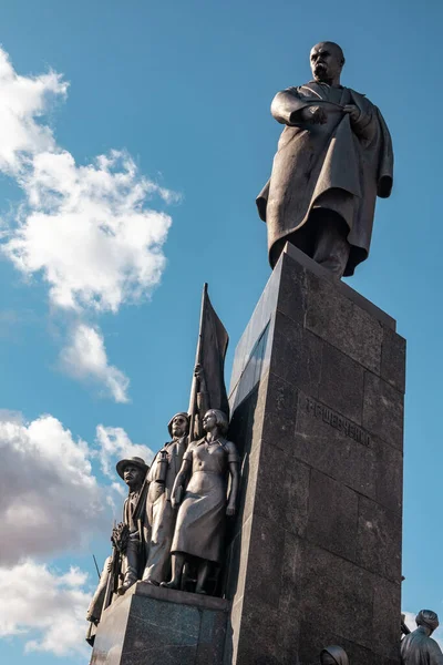 白い雲の背景と青い空にハリコフ市公園のタラス シェフチェンコ記念碑 ウクライナの日当たりの良いシェフチェンコ市庭園のKobzar — ストック写真