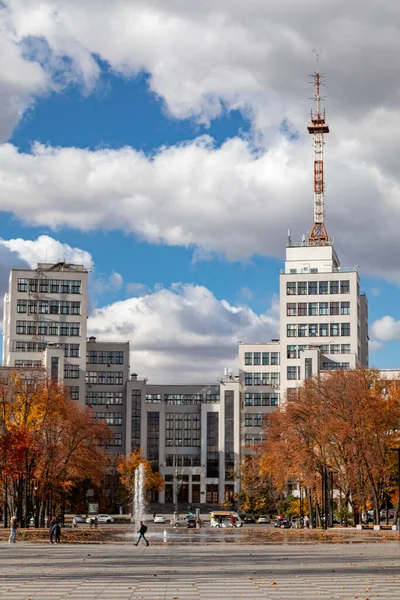Sonbahar renkli şehir mimarisi. Derzhprom tarihi yapıcılık binası, Ukrayna 'nın başkenti Kharkiv' de yer alan Özgürlük veya Svobody Meydanı 'nda fıskiyeli.