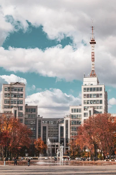 Sonbahar şehri turu. Özgürlük veya Svobody Meydanı 'nda fıskiyeli Derzhprom yapıcı bina Ukrayna' nın Kharkiv kentinde destansı bulutlarla