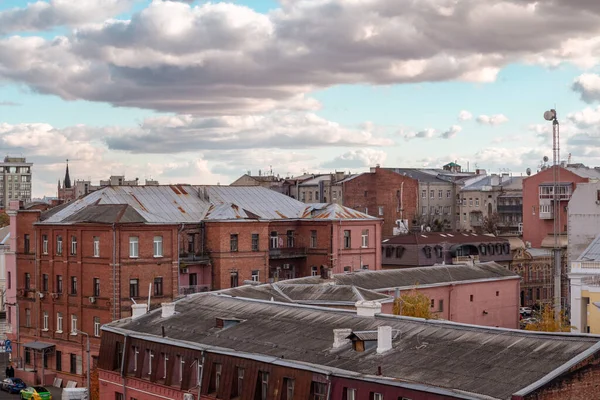 Kharkiv Belvárosában Vörös Tégla Házak Utca Tetején Régi Időjárású Lakóépületek — Stock Fotó