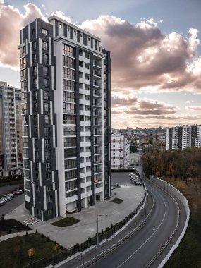 Günbatımının destansı ışığında modern konut binaları ve yokuş yukarı caddeler, sonbaharda şehir sokakları mimarisi Kharkiv, Ukrayna