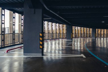 Şehir parkındaki altın ağaçlar, Ukrayna, Kharkiv 'deki ulaşım altyapısı manzaralı, boş daireli otoparkın içinde ilerliyoruz.