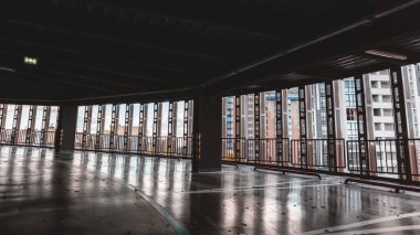 Modern konut binalarının çok katlı otoparklarındaki boş park alanlarından, sonbaharda Harkiv, Ukrayna şehir merkezindeki mimarinin manzarası