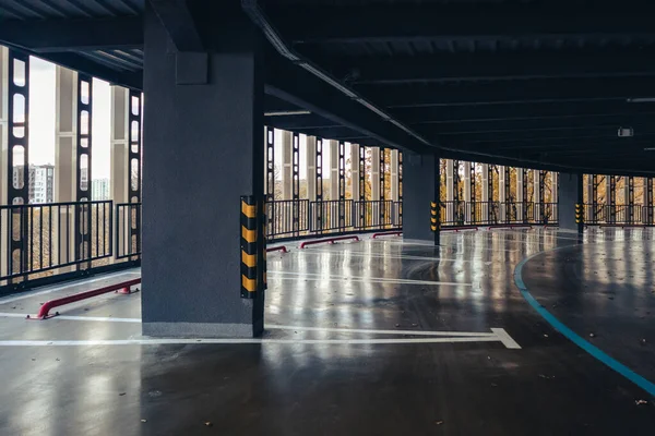 Şehir parkındaki altın ağaçlar, Ukrayna, Kharkiv 'deki ulaşım altyapısı manzaralı, boş daireli otoparkın içinde ilerliyoruz.