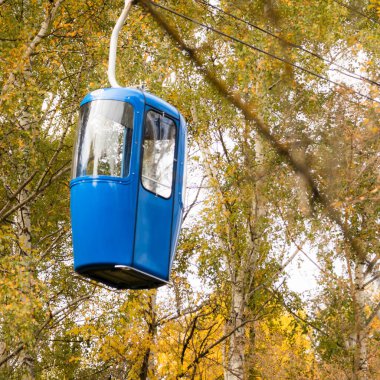 Sonbahar sarı altın ormanında mavi bir kablo kulübesi var. Ukrayna 'da gezmek