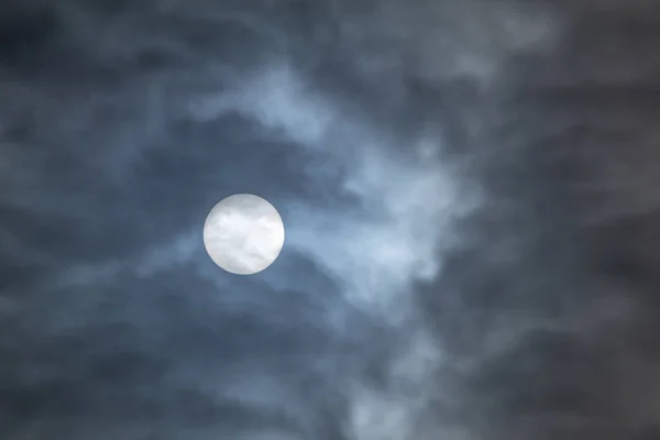 Gran Círculo Solar Brillante Mirando Través Las Nubes Durante Día — Foto de Stock