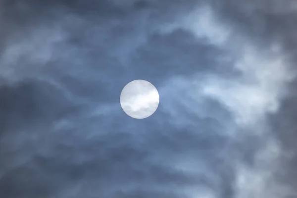 Gran Círculo Solar Mirando Través Las Nubes Durante Día Sol — Foto de Stock