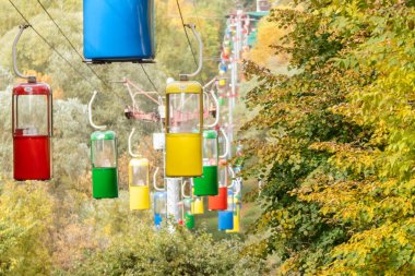 Kharkiv şehir eğlence parkında sonbahar ağaçlı renkli renkli füniküler kulübeler.