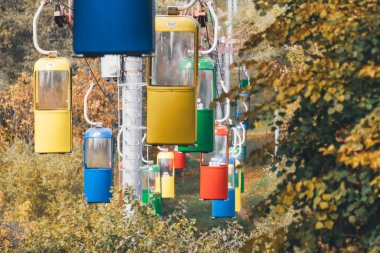 Kharkiv şehir eğlence parkında sonbaharda açık hava aktivitesi, renkli kablo yolu taşıma kabinleri